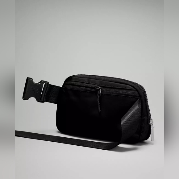 NEW! Lululemon Everywhere Belt Bag 1L - Picture 3 of 11
